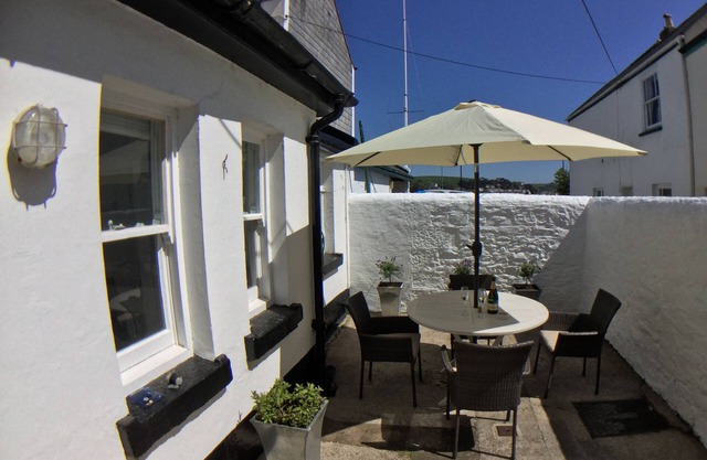 TRINITY COTTAGE. Charming historic cottage just off the Quay in Appledore.