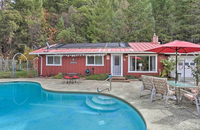 ‘Trinity River Rose’ w/ Saltwater Pool & Fire Pit!