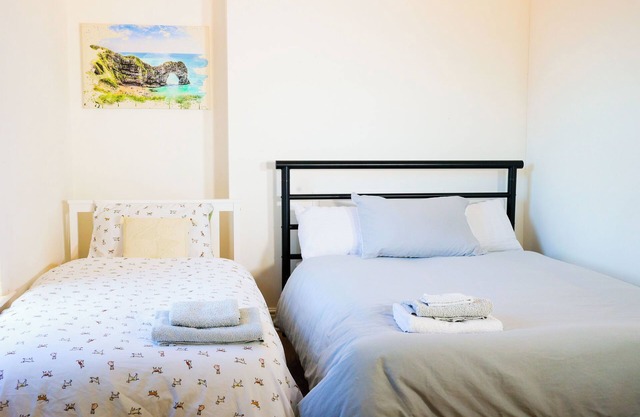 Triple Room in Kensington with Ensuite Bathroom and Workspace