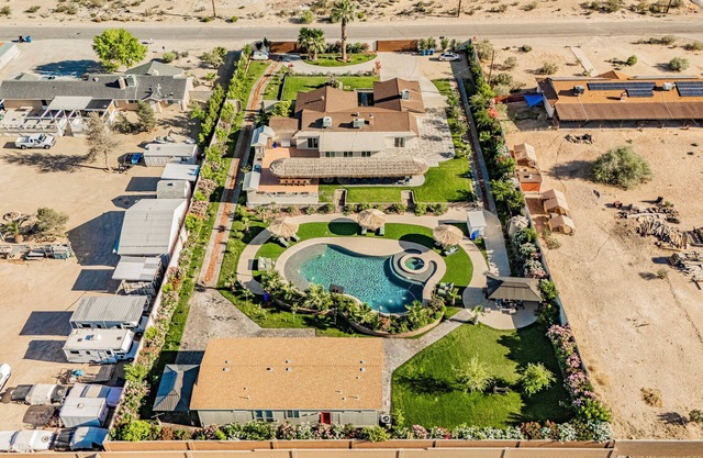 TROPICAL ESCAPE IN THE HEART OF LAS VEGAS! 5 MINS TO STRIP! WEDDINGS ALLOWED!