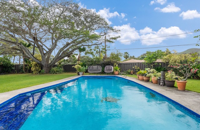 Tropical Gardens,4 Bdr, Large Yard, Pool, 5 min Walk to Beach,Koi Pond, Kailua