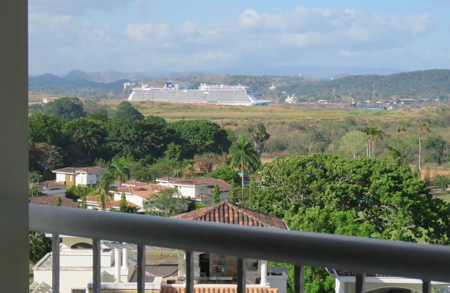 Tropical golf overlooking the canal and the city, Tucan Country Club