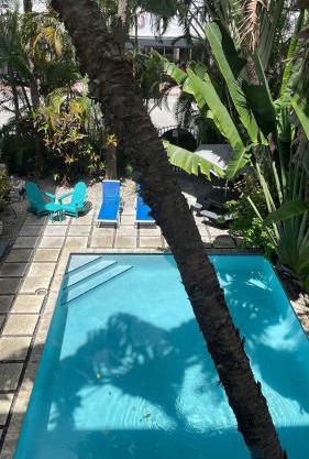 TROPICAL HAVEN POOL & 2BLOCKS TO BEACh
