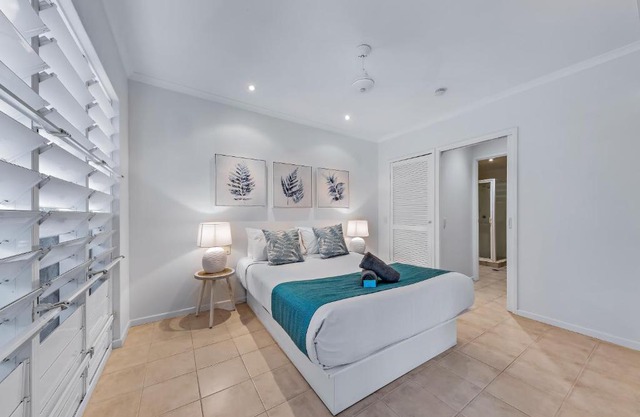 Tropical Mango WiFi Pool