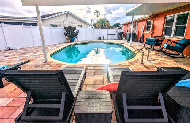 Tropical Oasis -Heated Pool- Whole Home