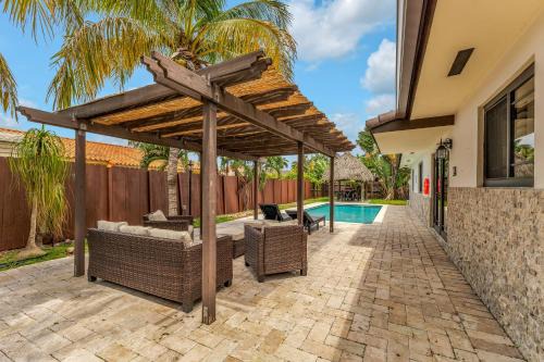 Tropical Oasis with Heated Pool and BBQ