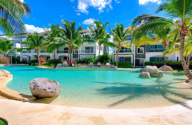 Tropical paradise - new, modern, amazing pools, AC, pool view.
