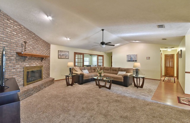 Tropical Pool Home in SE Ocala! Air Hockey, Foosball, Brand New Kitchen & Floors