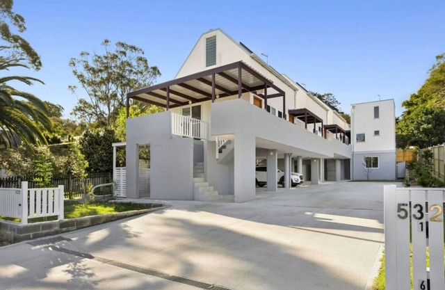 Tropical Vibes in North Manly AC and FREE Parking