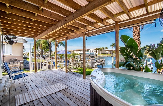 Tropical Waterfront Home/Hot Tub/Dock, Gulf Harbors