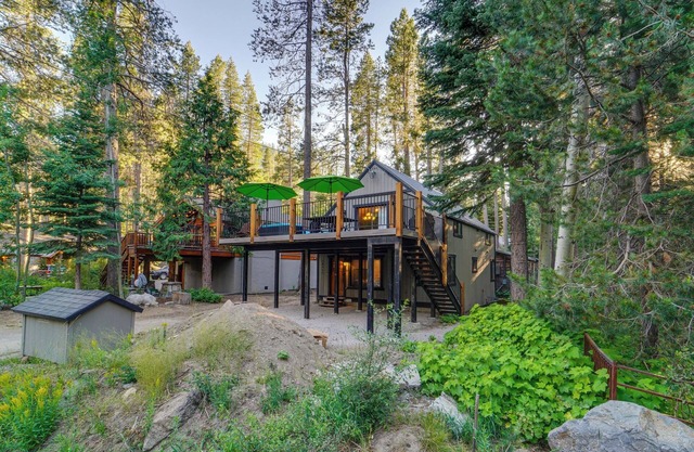 Truckee Family Home, Walk to Lake + 5 Mi to Skiing