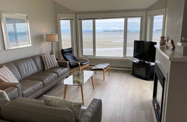 TRULY BEACHFRONT - 180 Degree Panoramic View of the Beach