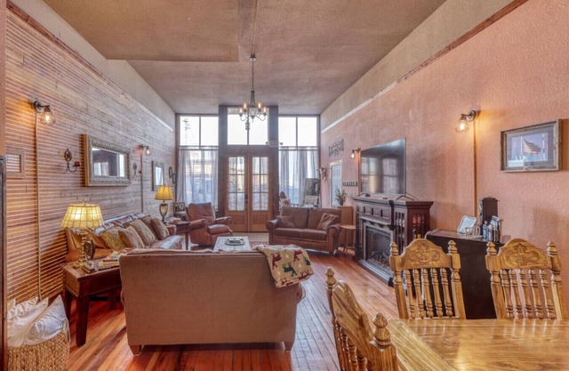 Truly the GOAT! Hot tub, Pet friendly, Walk to bar/restaurant, Quiet, Unique