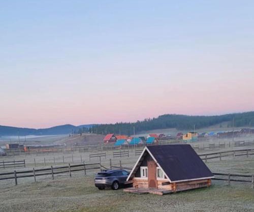 Tsaatan - Small house by the lake