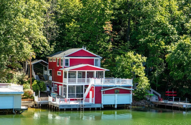 Tucked Away Gem: Lakefront, 3Fireplaces