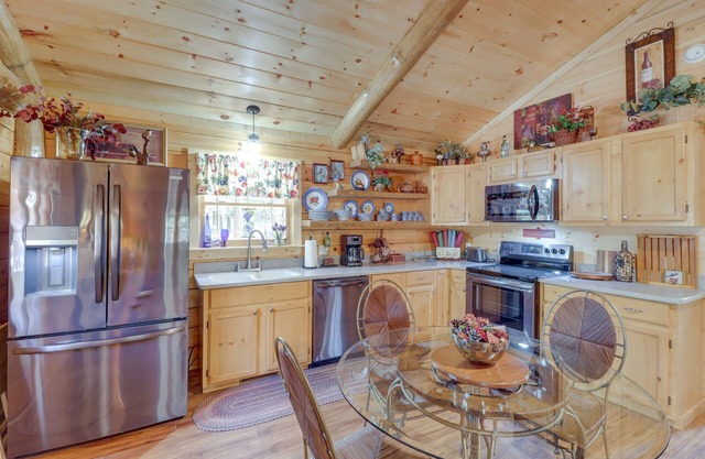 Tumbling Shoals Cabin w/Fire Pit: 1 Mi to Lake