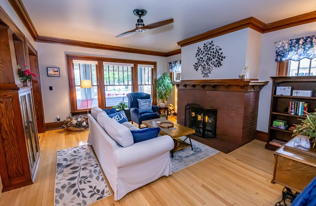 Turn of the Century Craftsman Home minutes to Downtown and the Beach