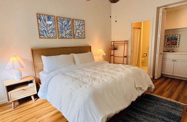 Turtle Bay Condo, 10 minute walk to beautiful beaches & so much more!