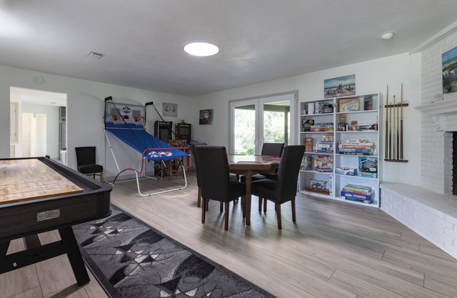 Turtle Time Retreat- Game Room, Hot Tub! Close To OWA, Tanger & Hospital!