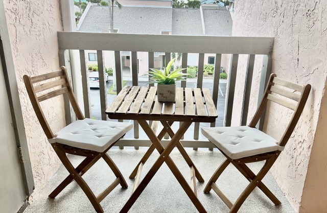 Turtle Tropical Retreat 🐢☀️🌴 Lovely 2b 2b with ocean peek and loft! STR 22-33557