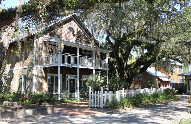 Twelve Oaks in the Landings! Perfect for Entertaining! 4 BR-4BA - Sleeps 12