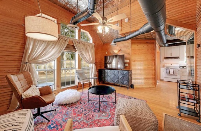 Twilight Ranch - 6 acre ranch w/hot tub and dog friendly!