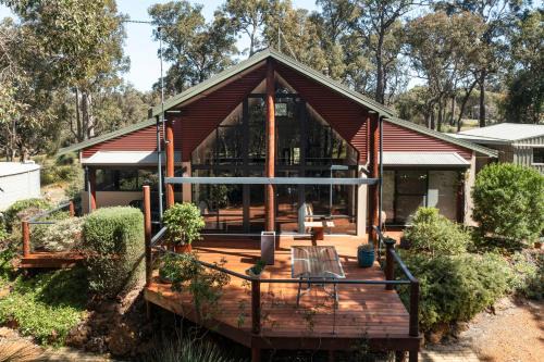 Twilight Ridge - Situated on 2 acres of pristine bushland, Twilight Ridge offers both privacy and space