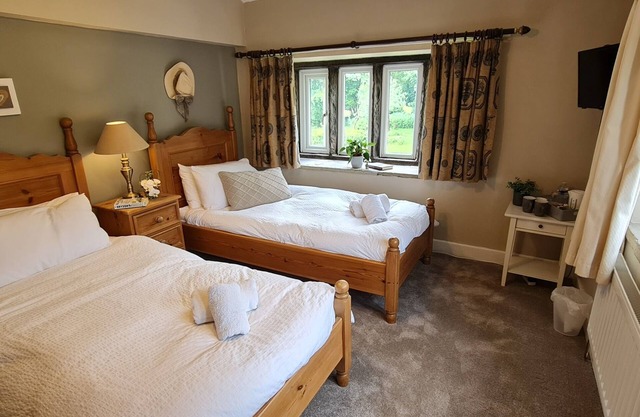 Twin beds , separate bathroom, countryside view