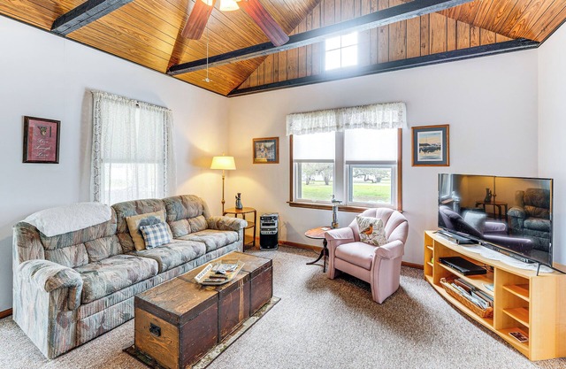 Twin Lakes Cottage: Walk to Elizabeth Lake!