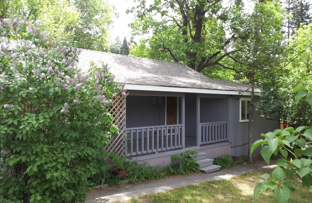 Twin Oaks Mt. Shasta (downtown) for long term stay