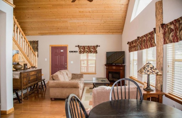 Twin Owls Lodge, Great for families Master bedroom, Loft, full kitchen, Dogs OK