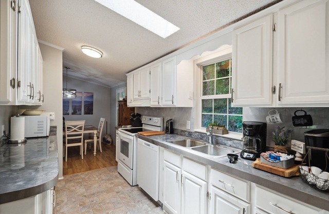 Twin Ponds Retreats 4 Bedroom Retreat by RedAwning