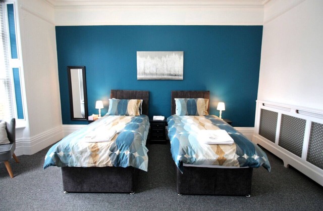 Twin Room with Shared Bathroom - Hamilton