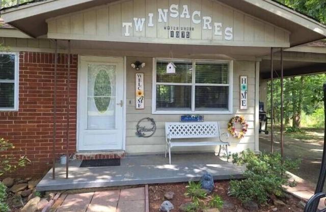 TwinsAcres Heber Springs AR. 2 night minimum stay. No 1 night rental.