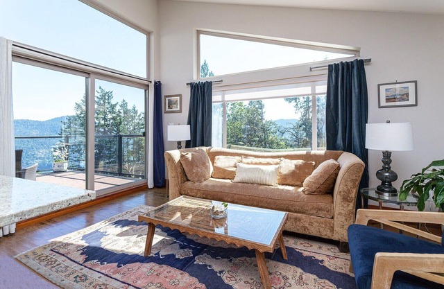 Two-Bed Cabin – Breathtaking Fjord View at the Summit House.