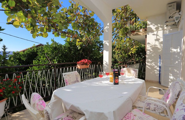 Two bedroom apartment with terrace and sea view Seget Donji, Trogir (A-2029-a)