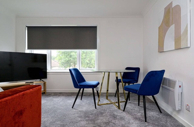 Two Bedroom Apartment in Beautiful Leafy Suburb