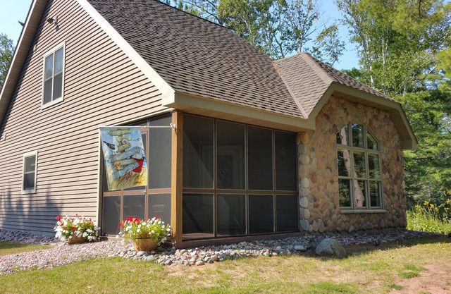 Two bedroom cottage near beautiful Herbster beach.