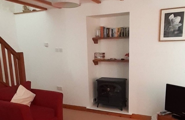 Two bedroom cottage with corner bath