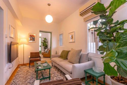 Two Bedroom Garden Cottage in Quiet Street