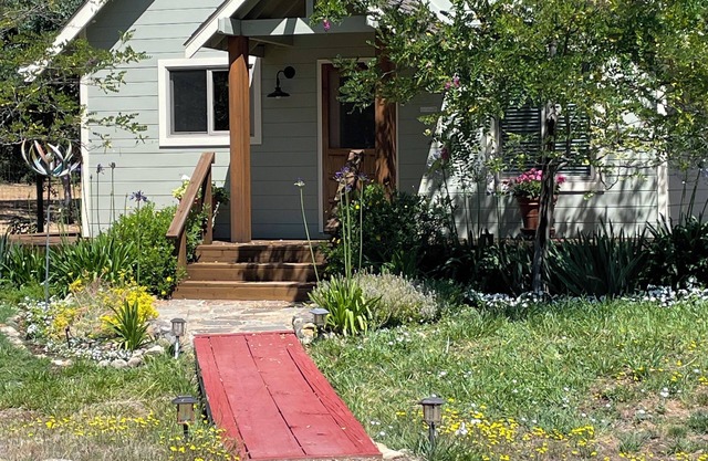 Two-bedroom House with Wrap-Around Deck & Garden - Super Amenities