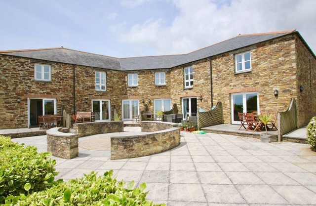 Two Bedroomed Holiday Cottage With Sea Views just one mile from the beach