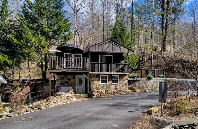 Two-level home close to hiking with river view & free attraction tickets
