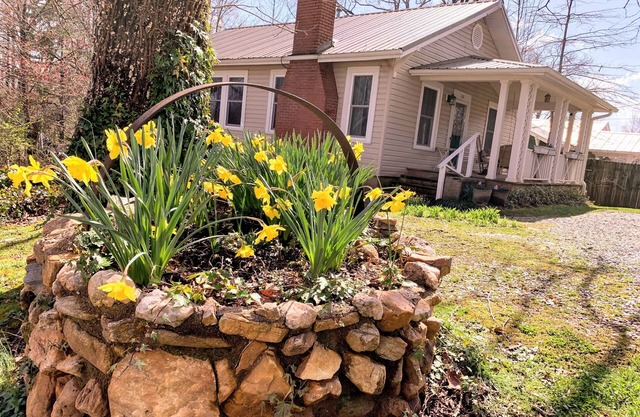 Two level home steps to Downtown, Music Center, Lumberyard District, Greenway.