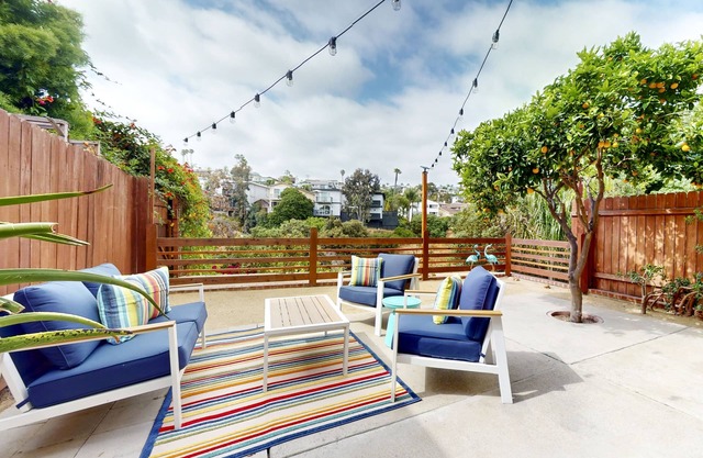 Two-level home w/bay views, surfboards, ping pong, A/C & fenced yard