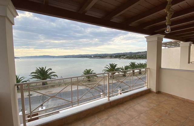 Two storey house, built in front of the lagoon of Ververoda