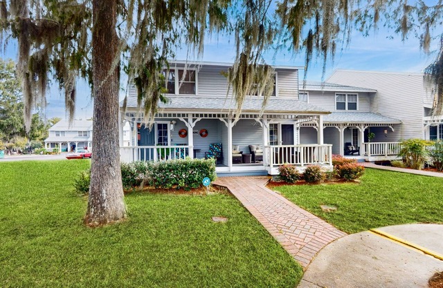 Two-story townhome with lake access, pool, bbq grill, screened patio