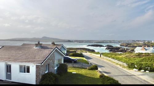 Ty Bychan- Sea Views- Pet Friendly-Secure Garden-4 Bed