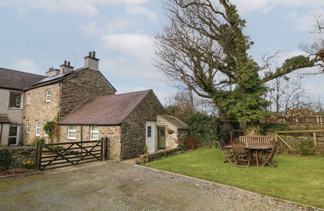 TY GWENYN, pet friendly, with open fire in Rhydwyn