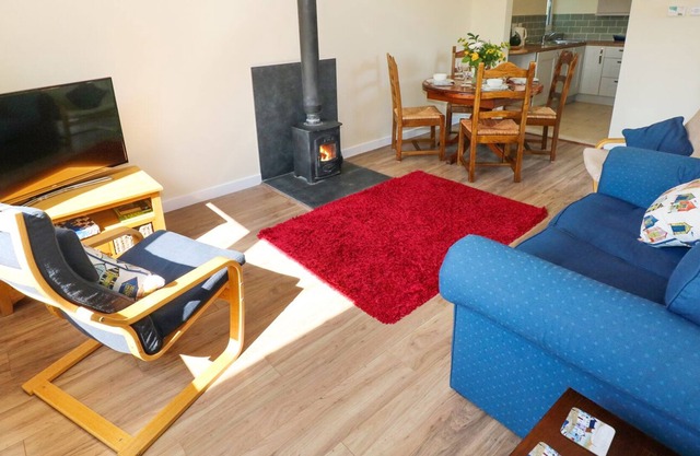 TY'R ARDD, pet friendly, luxury holiday cottage in Pendine